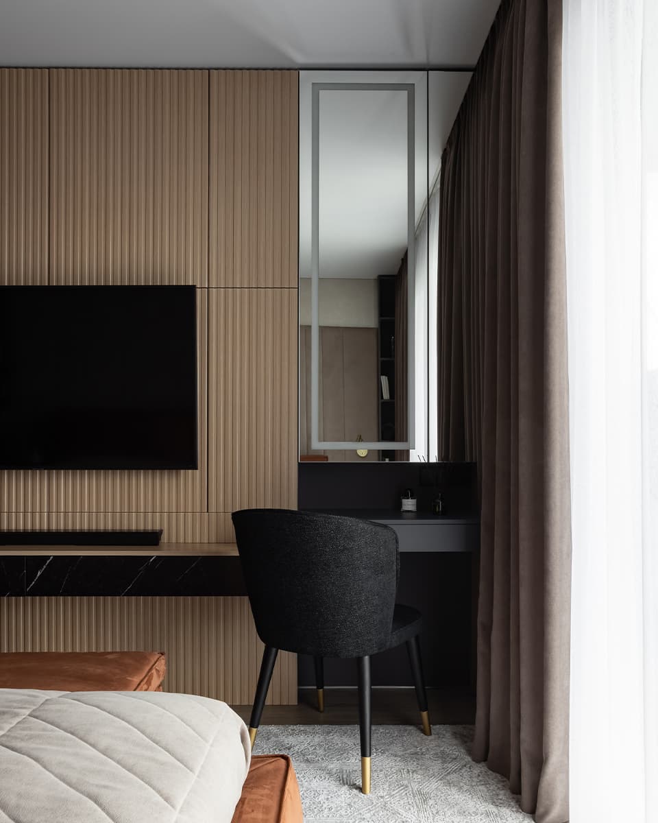 Темный интерьер с необычной планировкой и игрой отражений – проект Ольги Богдановой