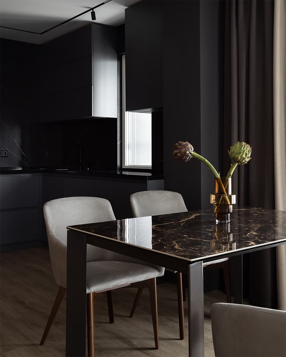 Темный интерьер с необычной планировкой и игрой отражений – проект Ольги Богдановой