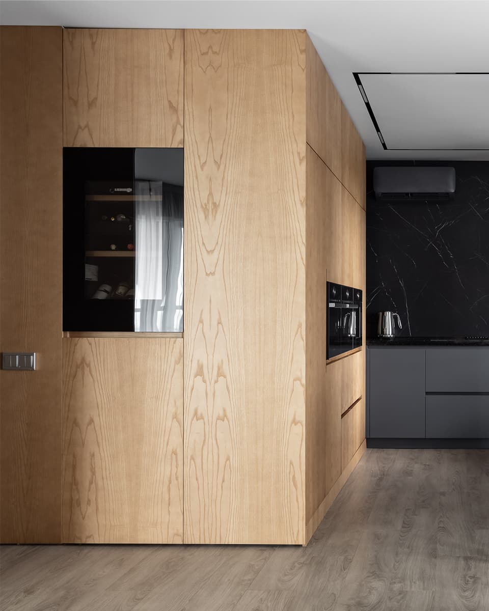 Темный интерьер с необычной планировкой и игрой отражений – проект Ольги Богдановой