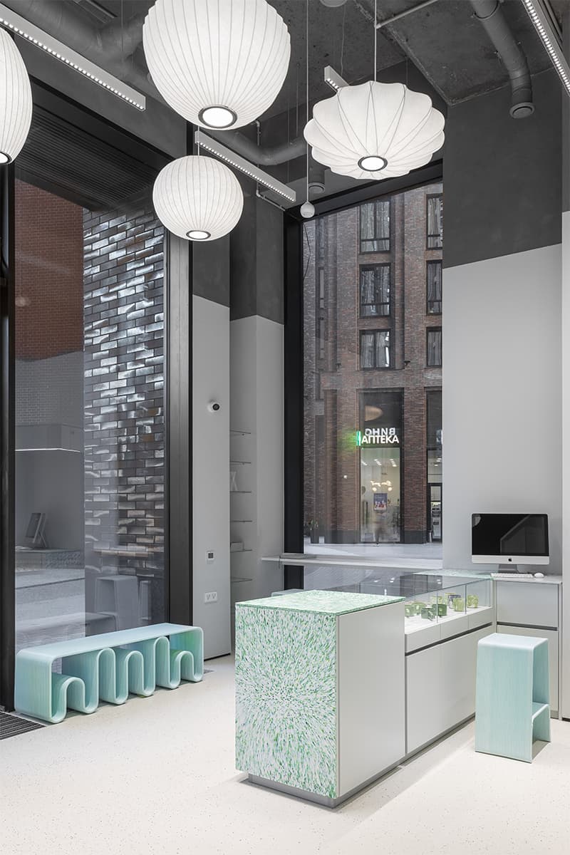 Интерьер бьюти-бара с винтажными креслами и мебелью из переработанного пластика – проект Марии Катарьян