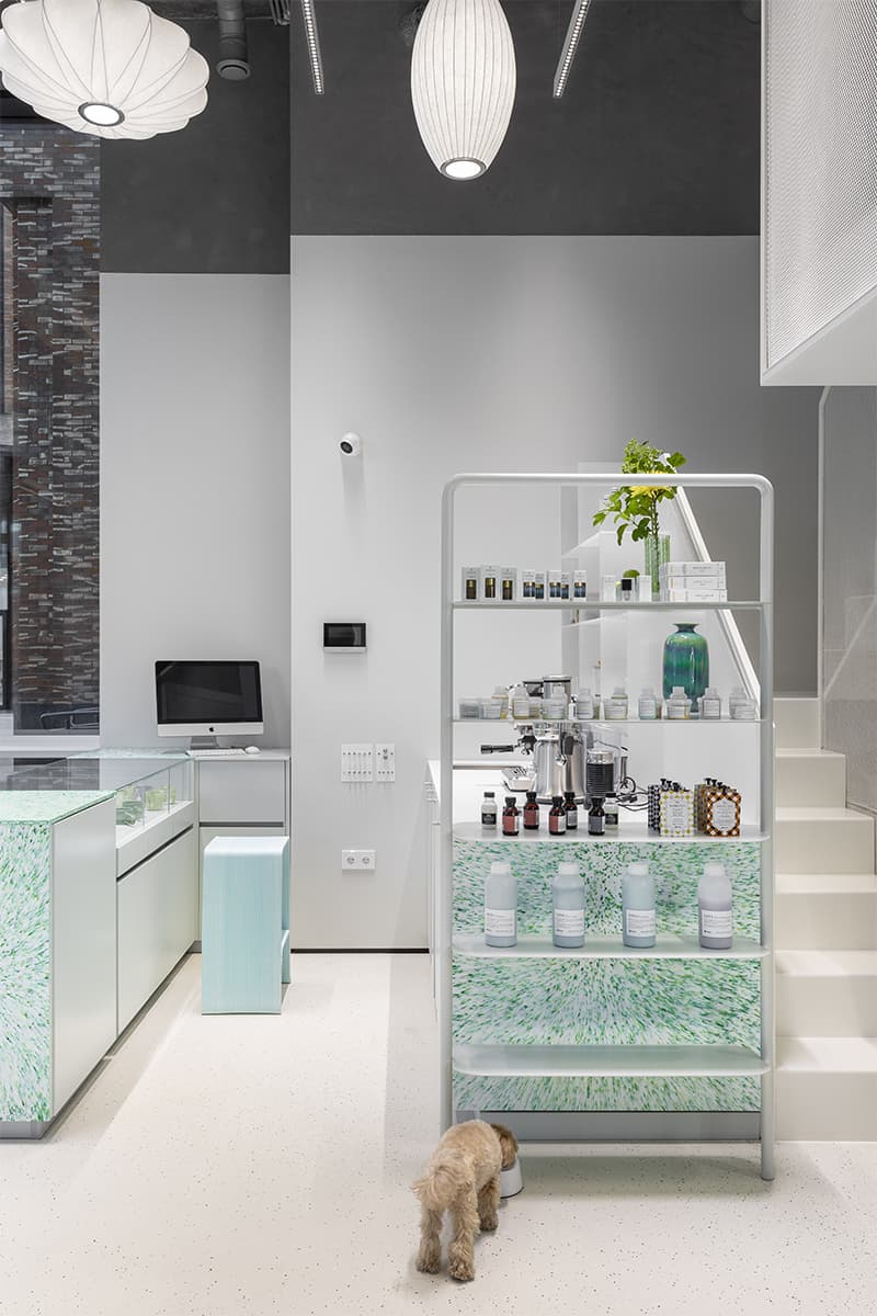 Интерьер бьюти-бара с винтажными креслами и мебелью из переработанного пластика – проект Марии Катарьян