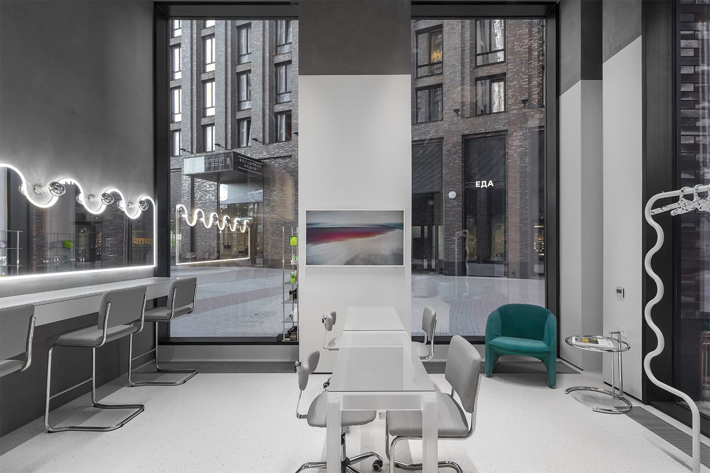 Интерьер бьюти-бара с винтажными креслами и мебелью из переработанного пластика – проект Марии Катарьян