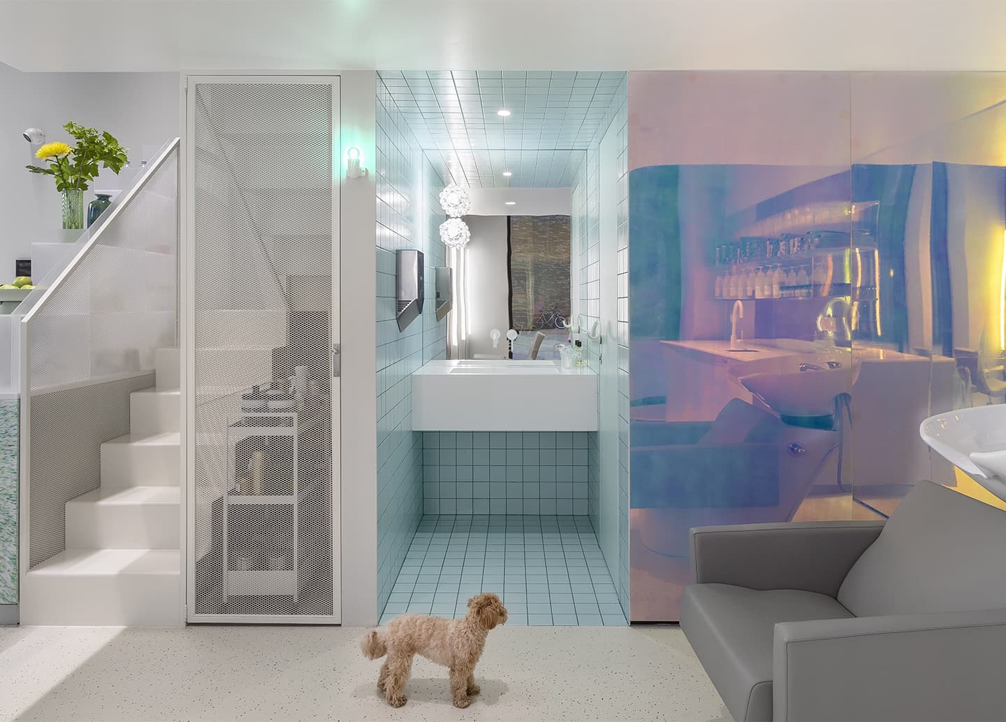 Интерьер бьюти-бара с винтажными креслами и мебелью из переработанного пластика – проект Марии Катарьян