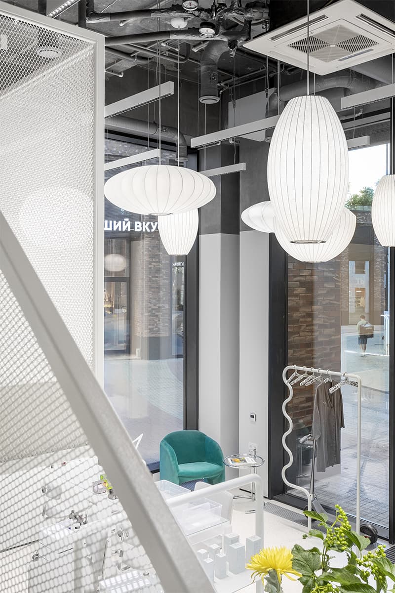 Интерьер бьюти-бара с винтажными креслами и мебелью из переработанного пластика – проект Марии Катарьян