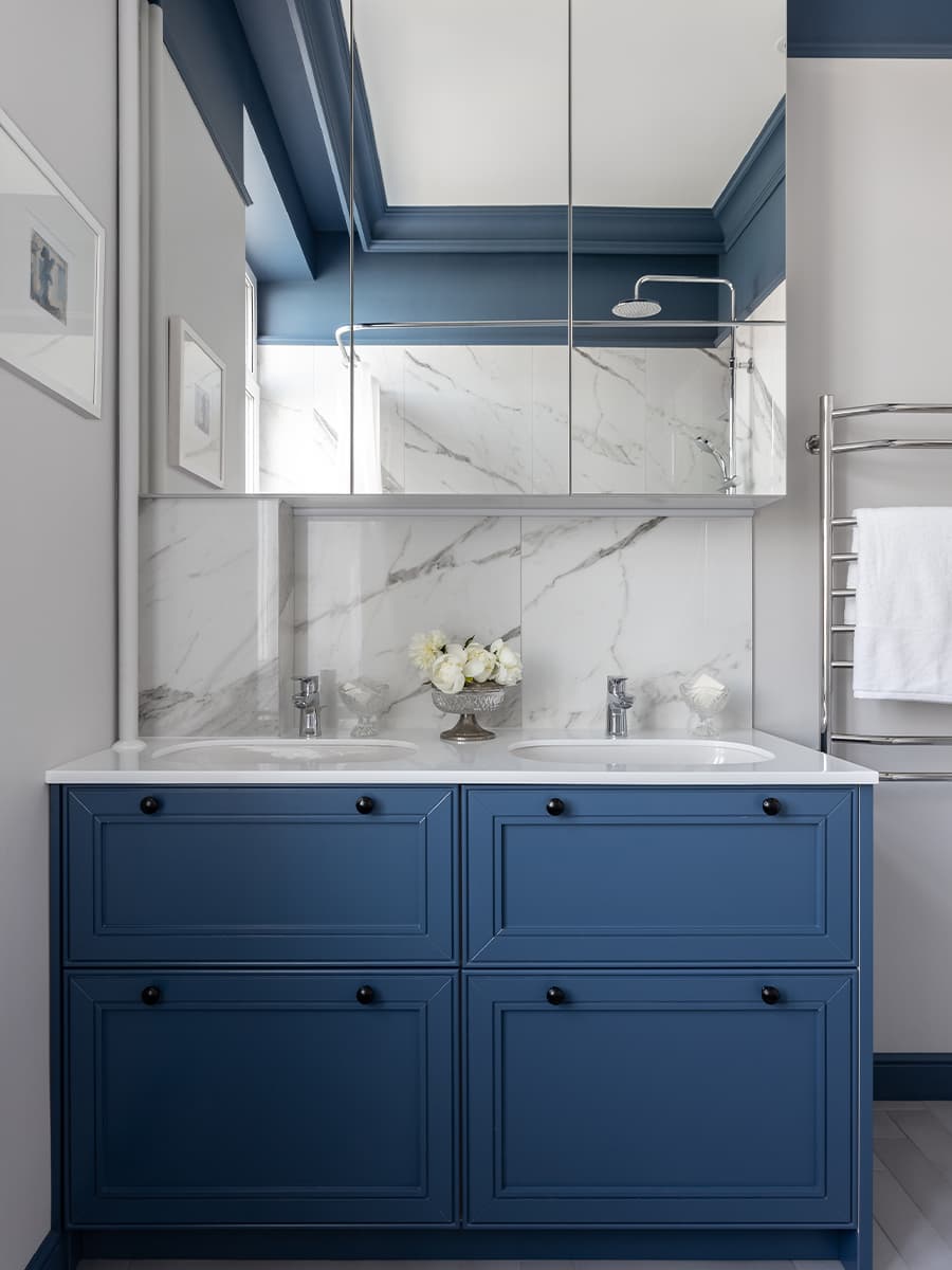 Холодные тона и эклектичная мебель в интерьере семейной квартиры – проект Яны Петровой