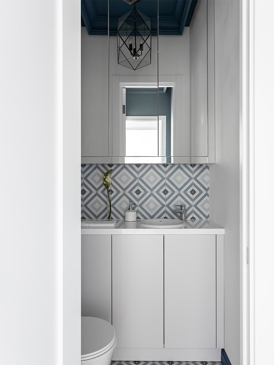 Холодные тона и эклектичная мебель в интерьере семейной квартиры – проект Яны Петровой