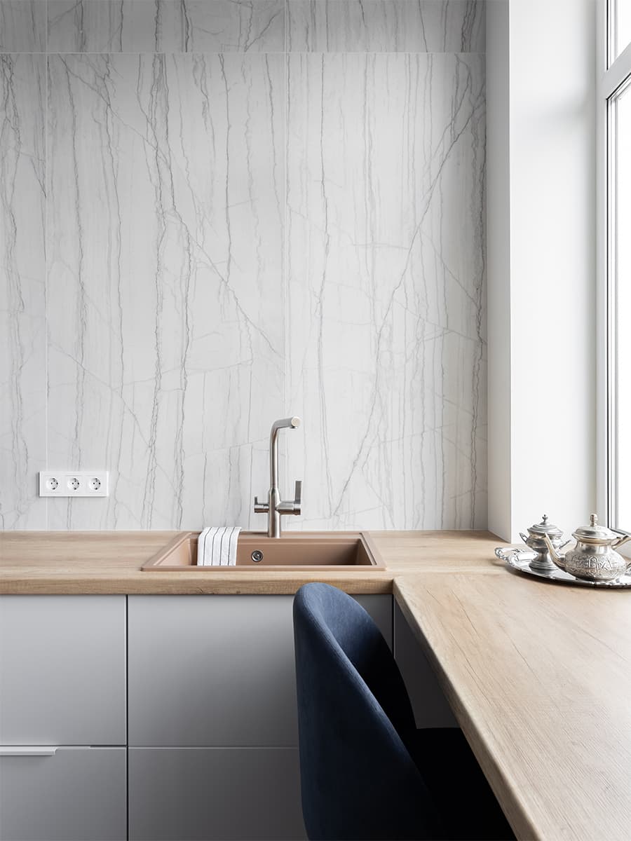 Холодные тона и эклектичная мебель в интерьере семейной квартиры – проект Яны Петровой