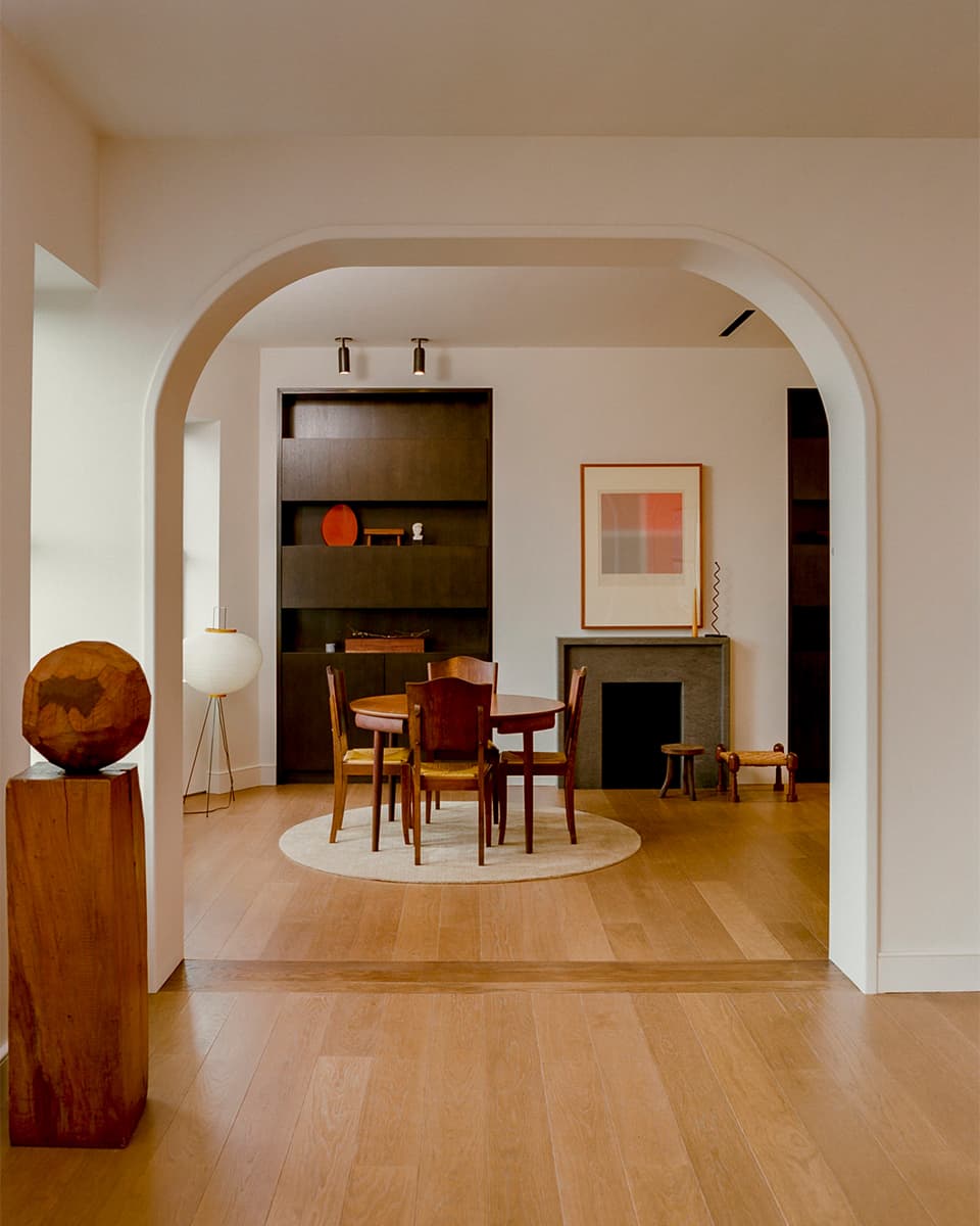 Из 1960-х в наши дни: мягкое преображение нью-йоркских апартаментов – проект Сельмы Аккари и Равана Мукаддаса