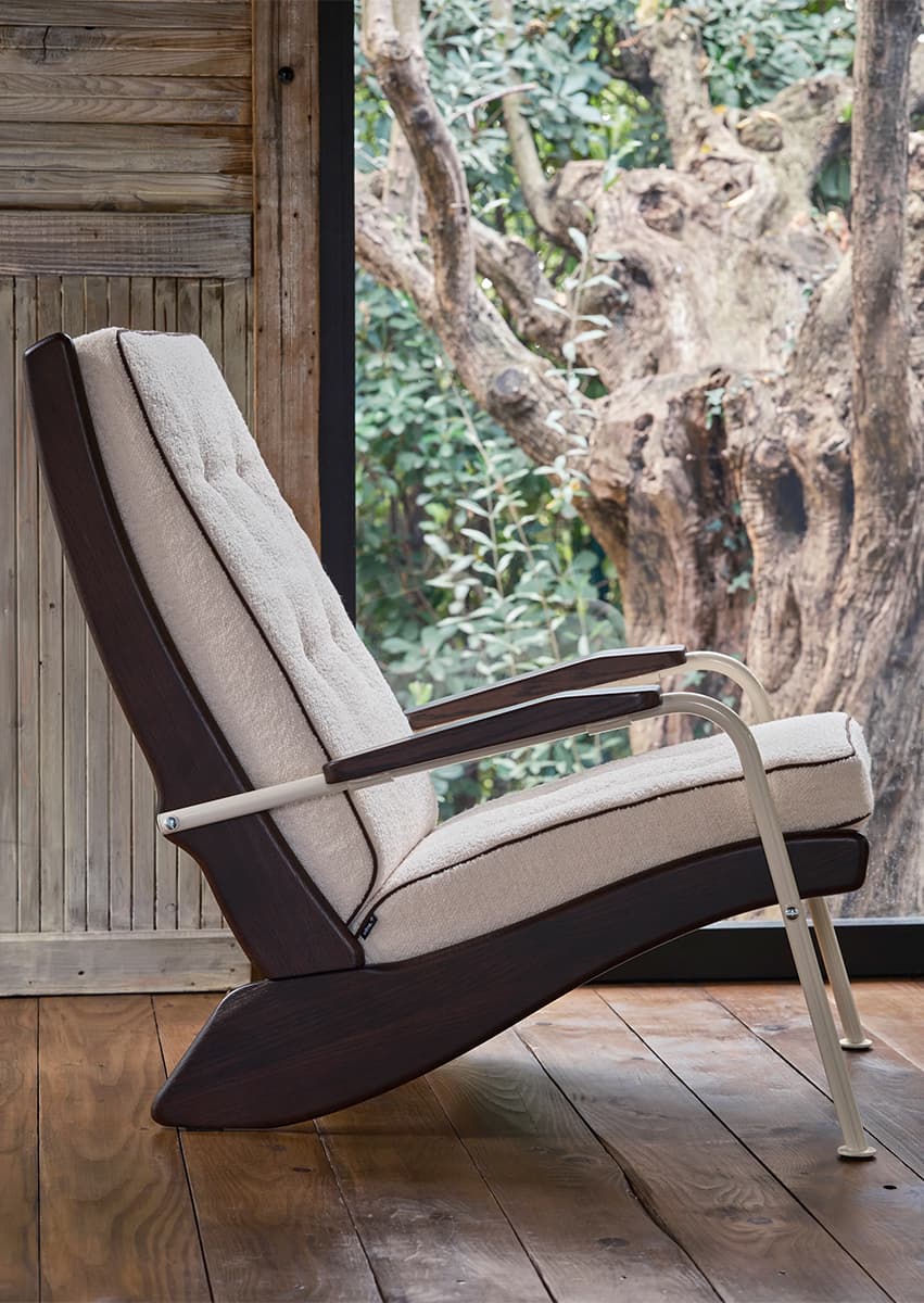 Кресло Fauteuil Kangourou в оттенке Blanc Colombe. Фото: © Vitra / Florian Boehm