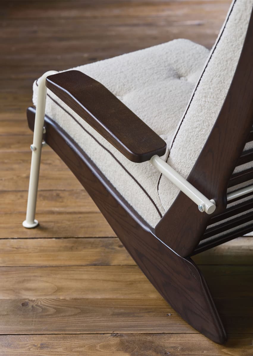 Кресло Fauteuil Kangourou в оттенке Blanc Colombe. Фото: © Vitra / Florian Boehm
