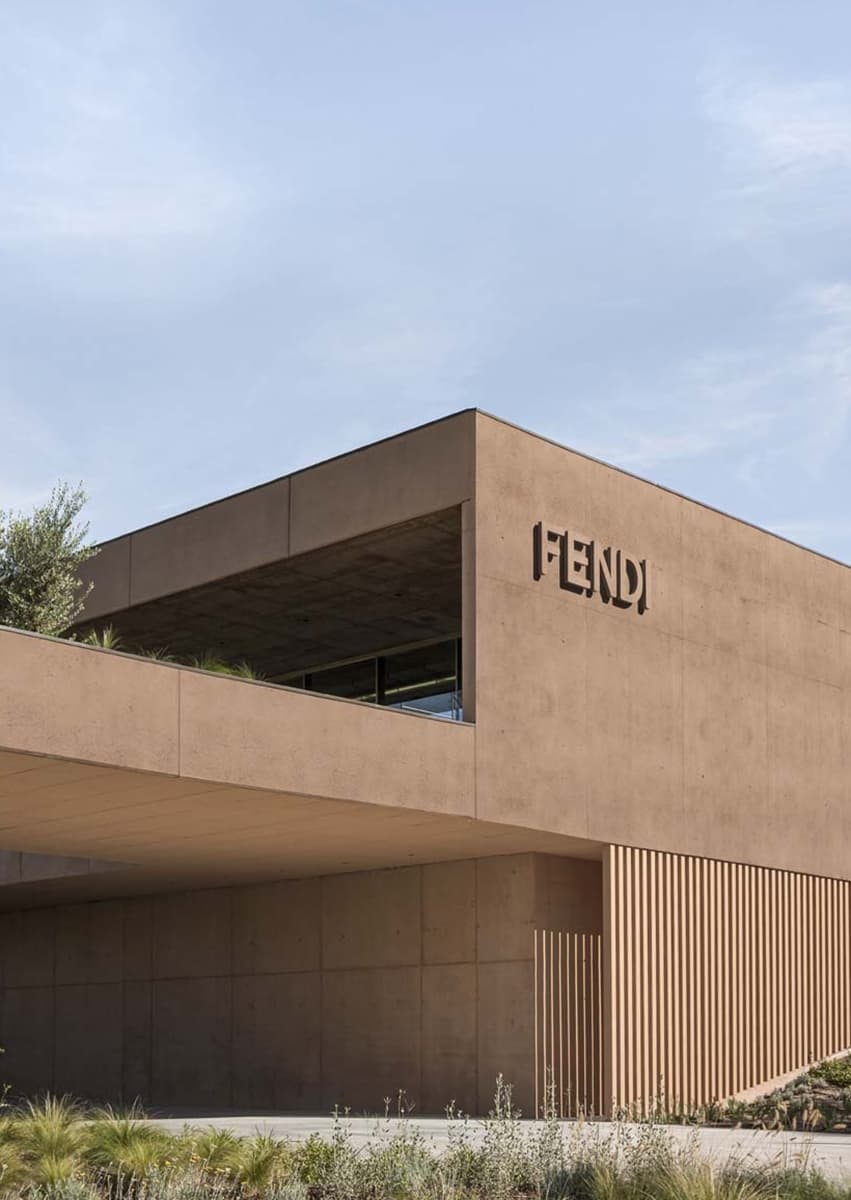 Новая фабрика Fendi в Тоскане. Фасад здания и вид сверху на озелененную крышу. Фото: © Andrea Ferrari