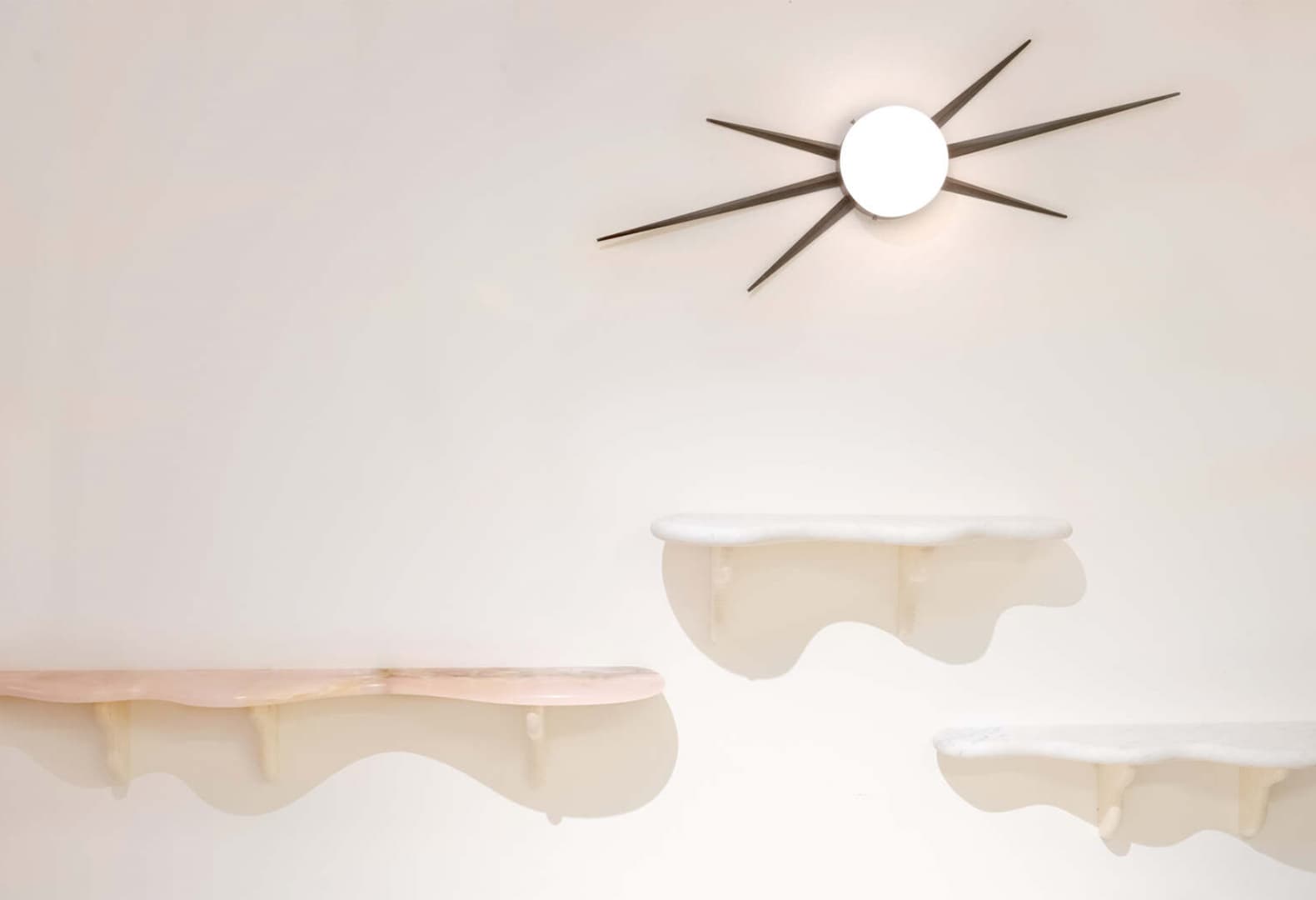 Полки Cloud, Angela Weber Studio; лампа Gio Ponti & Angelo Lelli (1960 год)