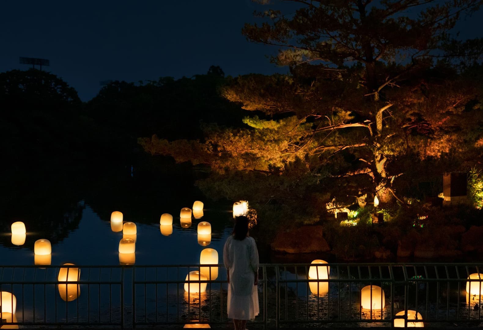 teamLab, Floating Resonating Lamps on Oike Lake - Fire. Фото: © teamLab