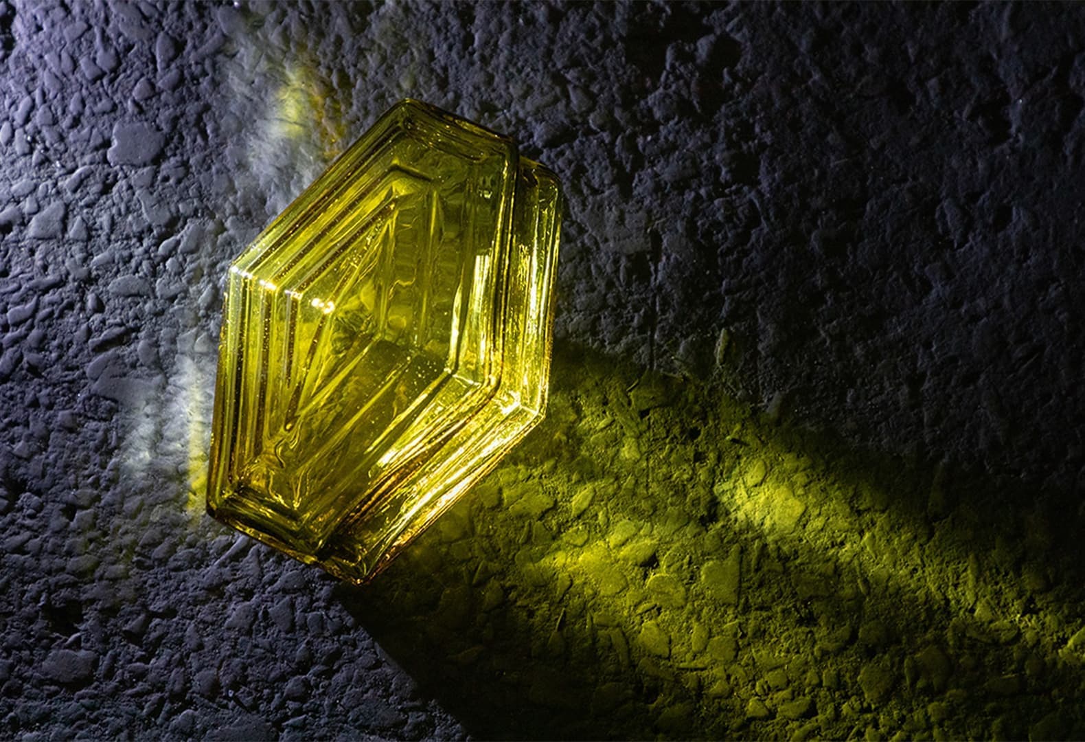 Современный стеклянный кирпич Фальконье модели №9 производства NWGlass.lab. Фото: А. Стрельников