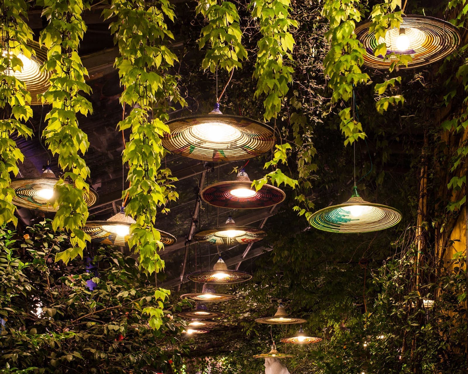 Лампа Abyssinia во дворе галереи Россаны Орланди. Фото: PET Lamp