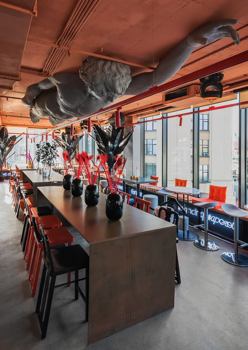 Скульптура Давида в интерьере APR.L BAR («Квартира с видом»). ARCHPOINT