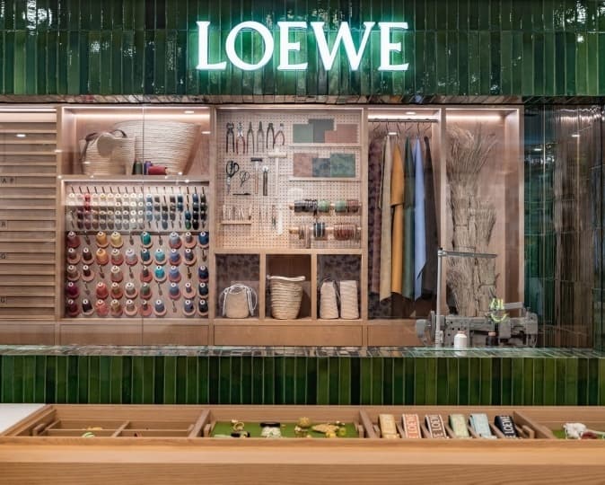 В новом бутике Loewe в Осаке можно отремонтировать кожаные изделия бренда