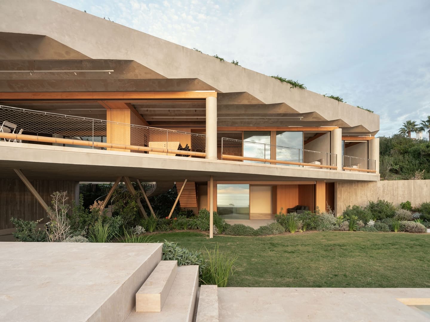 Langarita-Navarro Arquitectos спроектировали здание с зигзагообразной крышей Langarita-Navarro Arquitectos спроектировали здание с зигзагообразной крышей