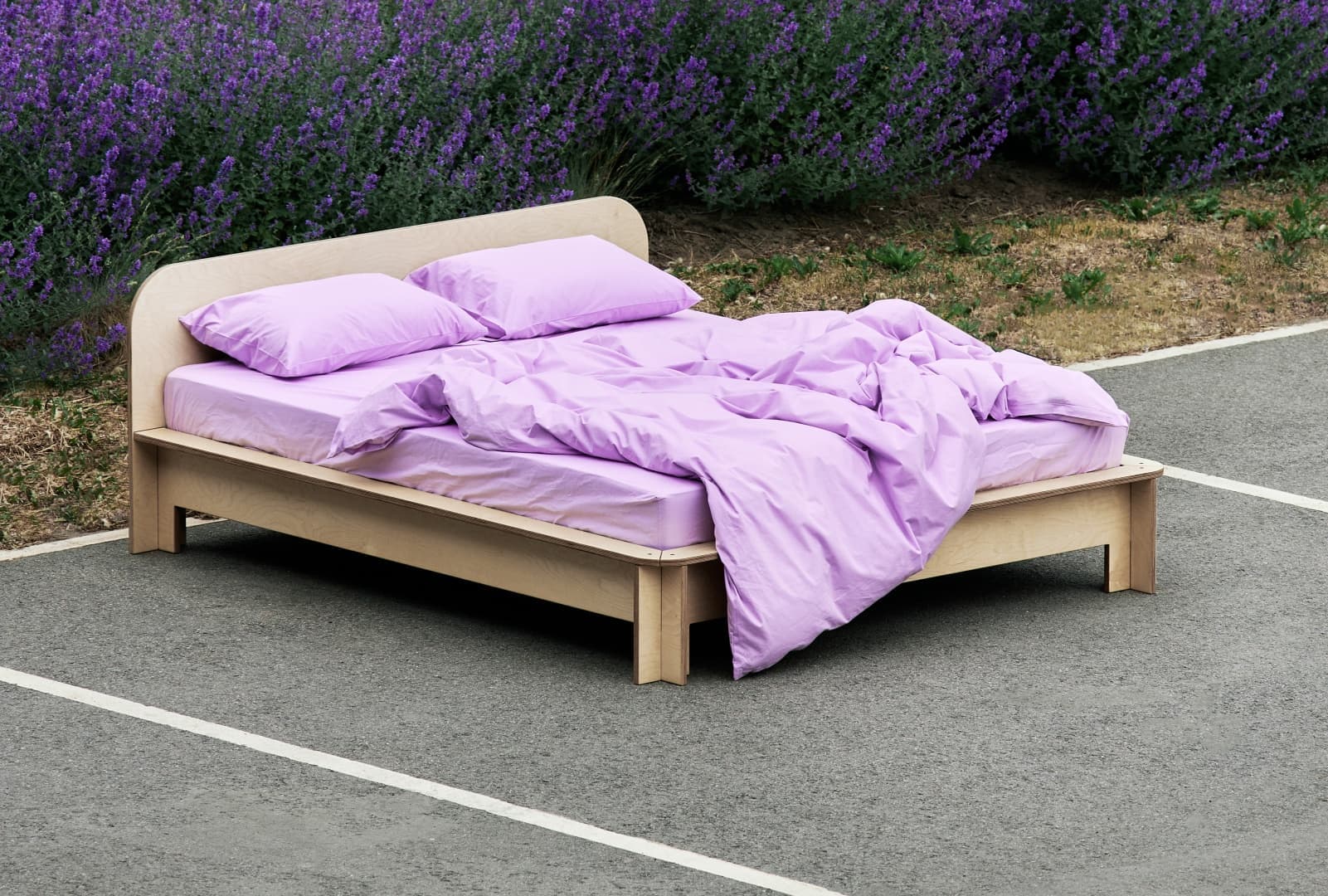 Бренды MORФEUS и Aesthetic Objects выпустили кровать из фанеры